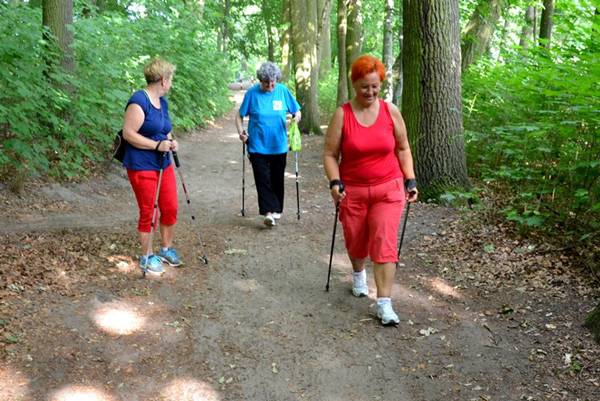 Zajęcia nordic walking dla seniorów z gminy Więcbork