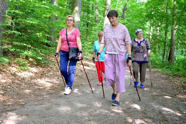 Zajęcia nordic walking dla seniorów z gminy Więcbork