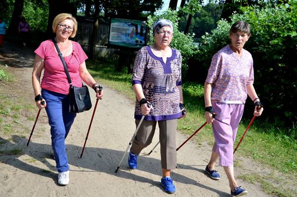 Zajęcia nordic walking dla seniorów z gminy Więcbork