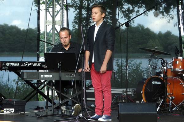 Koncert Krzysztofa Napiórkowskiego nad Jeziorem Więcborskim