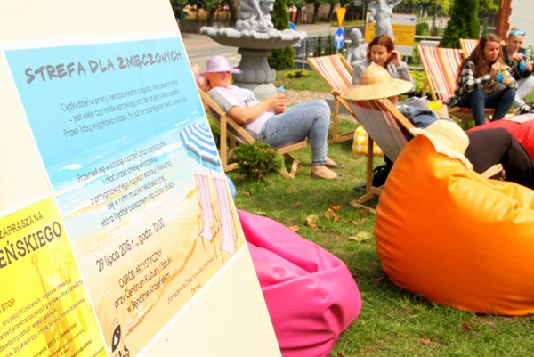 Sępólno: Siesta przed Centrum Kultury i Sztuki