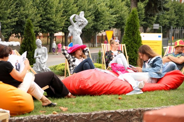Sępólno: Siesta przed Centrum Kultury i Sztuki