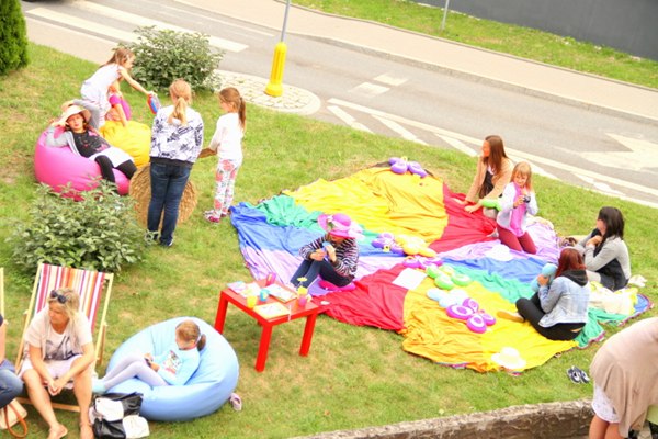 Sępólno: Siesta przed Centrum Kultury i Sztuki