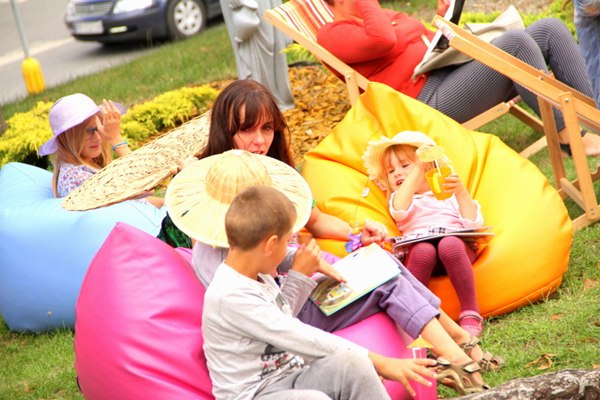 Sępólno: Siesta przed Centrum Kultury i Sztuki
