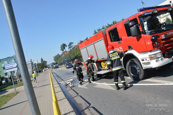 Ciąg dalszy akcji strażaków przy dogaszaniu pożaru słomy w Sępólnie
