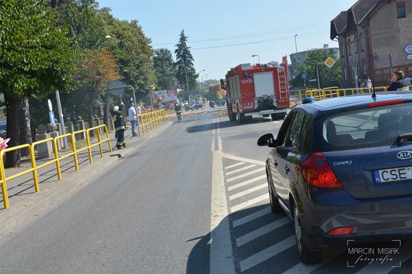 Ciąg dalszy akcji strażaków przy dogaszaniu pożaru słomy w Sępólnie
