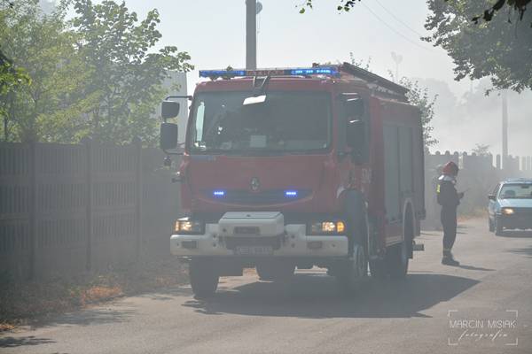 Ciąg dalszy akcji strażaków przy dogaszaniu pożaru słomy w Sępólnie