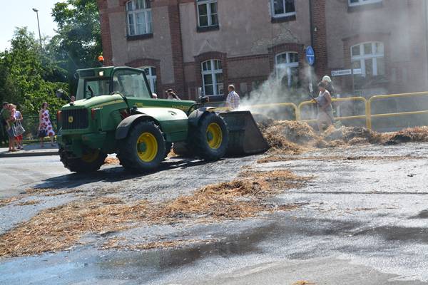 Ciąg dalszy akcji strażaków przy dogaszaniu pożaru słomy w Sępólnie