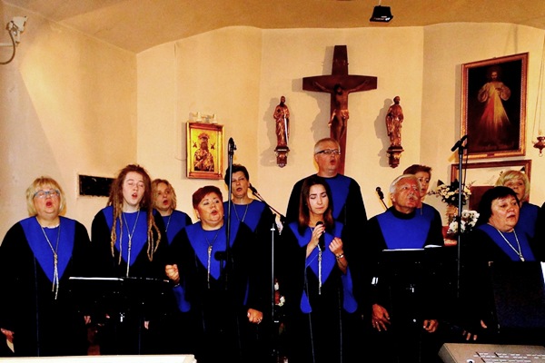 Koncert Tucholskiego Chóru Gospel Ave w kościele w Wielowiczu