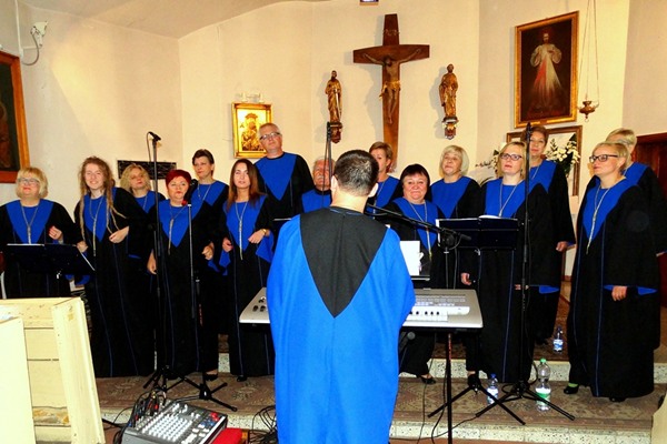Koncert Tucholskiego Chóru Gospel Ave w kościele w Wielowiczu