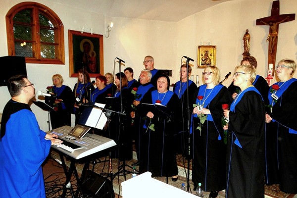 Koncert Tucholskiego Chóru Gospel Ave w kościele w Wielowiczu