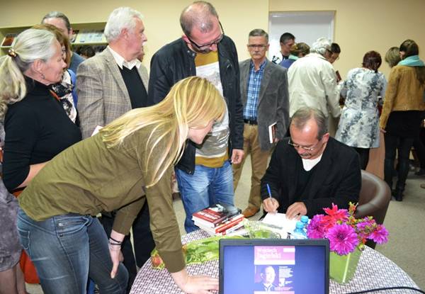 Wojciech Jagielski w bibliotece: o dziennikarskiej pasji, zebranych doświadczeniach i najnowszej książce