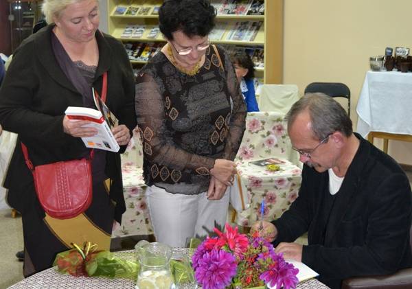 Wojciech Jagielski w bibliotece: o dziennikarskiej pasji, zebranych doświadczeniach i najnowszej książce