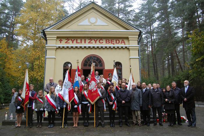Na cmentarzu w Karolewie zapłonęły Znicze Pamięci