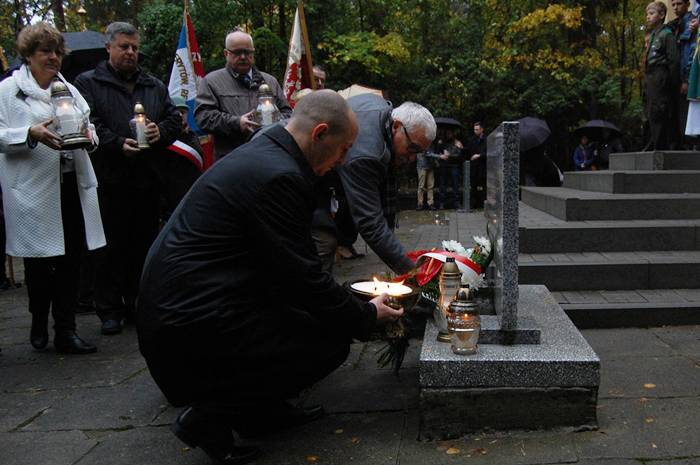 Na cmentarzu w Karolewie zapłonęły Znicze Pamięci