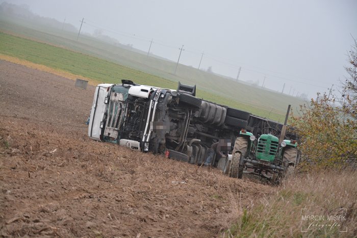 Tir wypadł z drogi