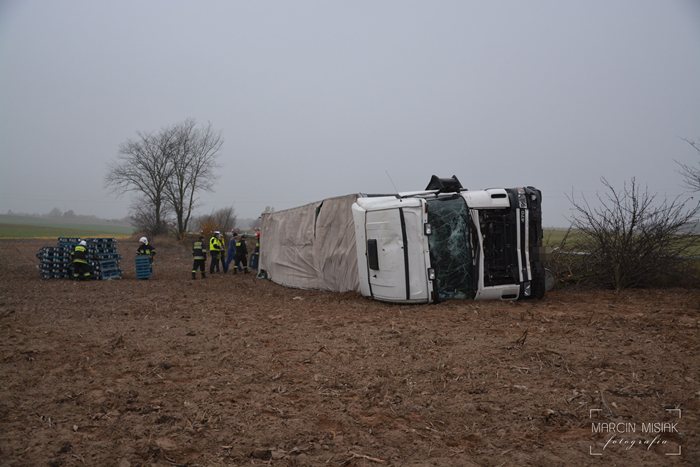 Tir wypadł z drogi