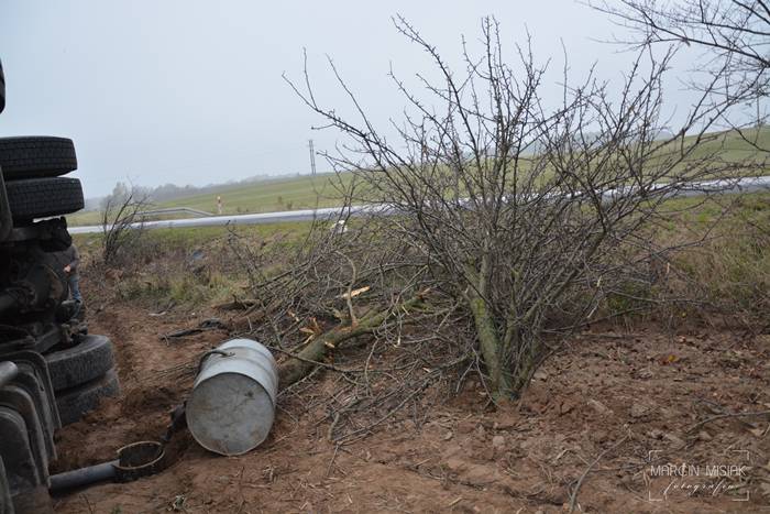 Tir wypadł z drogi