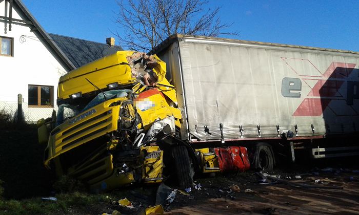 Zderzenie ciężarówek w Zalesiu