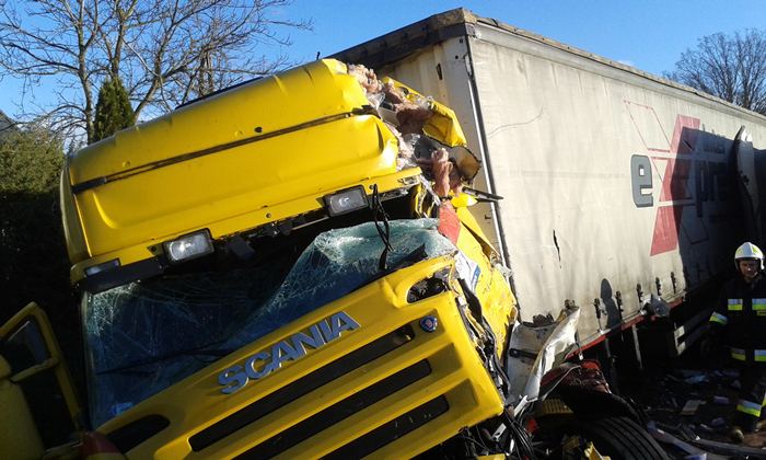 Zderzenie ciężarówek w Zalesiu