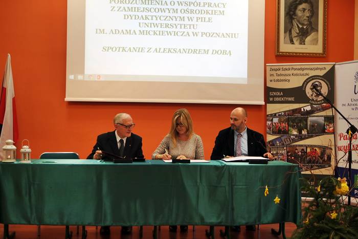 Łobżenica: Uroczystość podpisania porozumienia z Zamiejscowym Ośrodkiem Dydaktycznym w Pile Uniwersytetu im. Adama Mickiewicza w Poznaniu i spotkanie z Aleksandrem Dobą