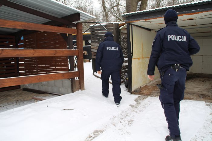 Policjanci w powiecie nakielskim kontrolują miejsca przebywania bezdomnych