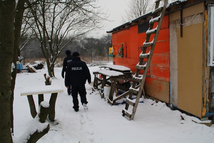 Policjanci w powiecie nakielskim kontrolują miejsca przebywania bezdomnych