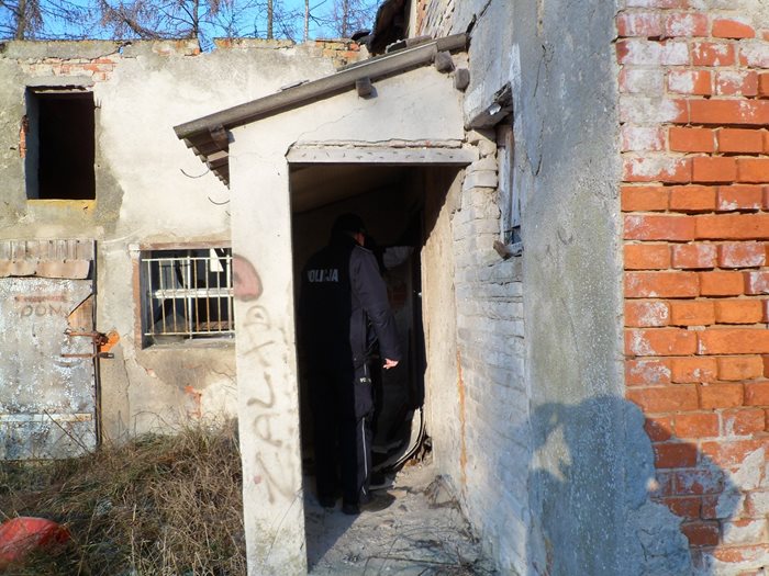 Policjanci w powiecie nakielskim kontrolują miejsca przebywania bezdomnych