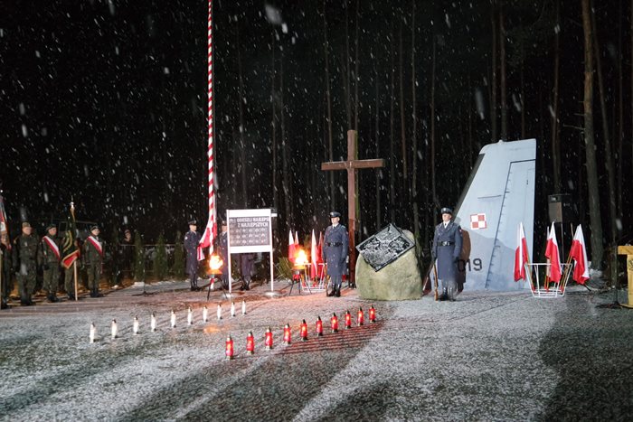 Delegacja ZSP w Łobżenicy złożyła hołd ofiarom katastrofy samolotu CASA C-295 M w Mirosławcu