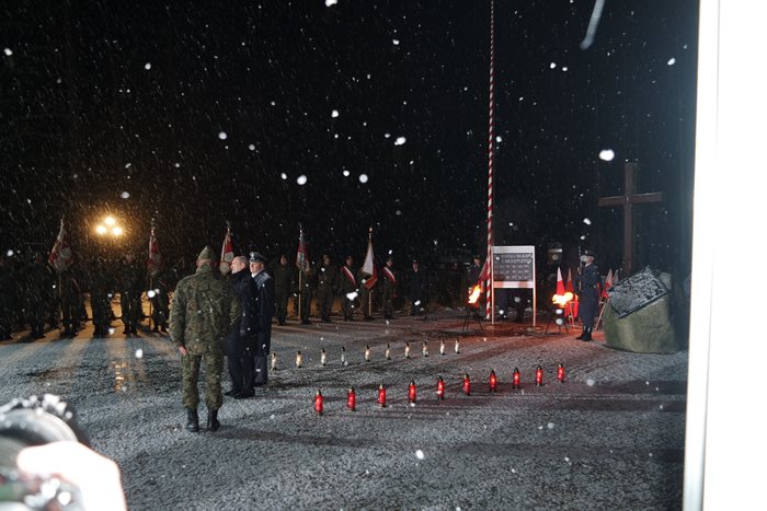 Delegacja ZSP w Łobżenicy złożyła hołd ofiarom katastrofy samolotu CASA C-295 M w Mirosławcu