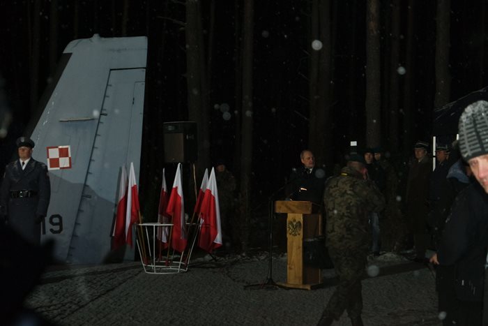 Delegacja ZSP w Łobżenicy złożyła hołd ofiarom katastrofy samolotu CASA C-295 M w Mirosławcu