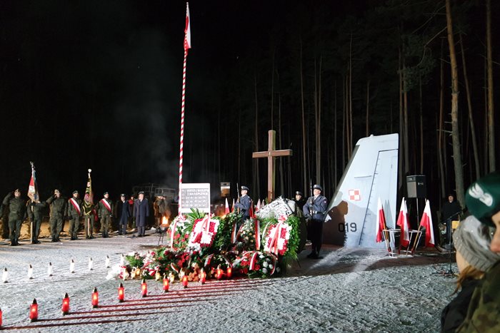 Delegacja ZSP w Łobżenicy złożyła hołd ofiarom katastrofy samolotu CASA C-295 M w Mirosławcu