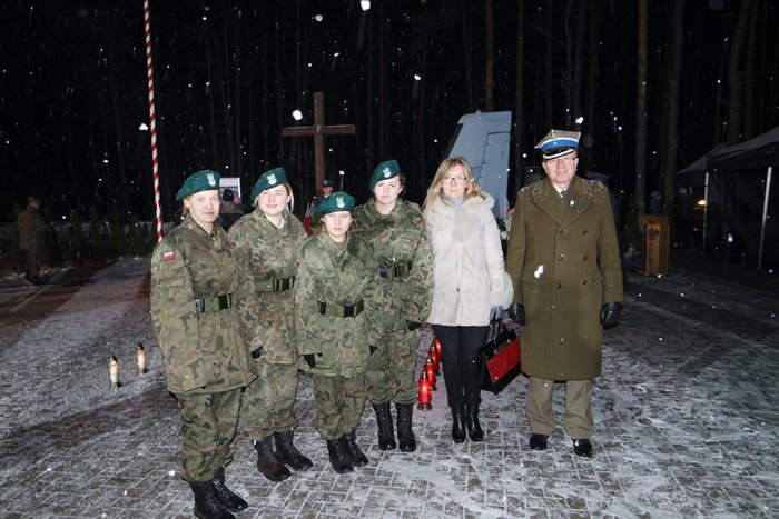 Delegacja ZSP w Łobżenicy złożyła hołd ofiarom katastrofy samolotu CASA C-295 M w Mirosławcu