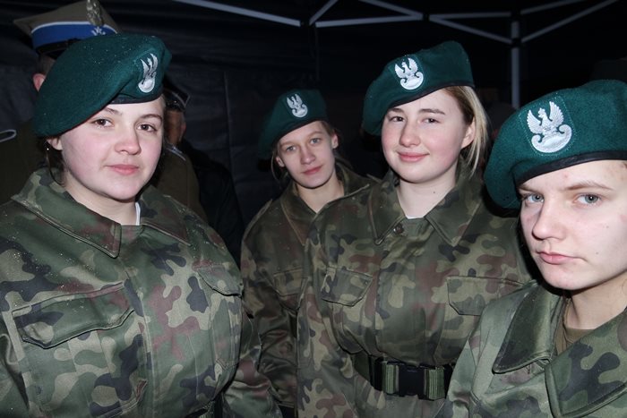 Delegacja ZSP w Łobżenicy złożyła hołd ofiarom katastrofy samolotu CASA C-295 M w Mirosławcu