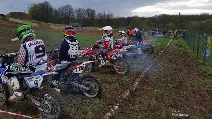 WKM Więcbork triumfuje w strugach deszczu