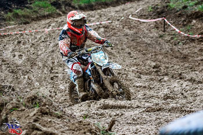 WKM Więcbork triumfuje w strugach deszczu