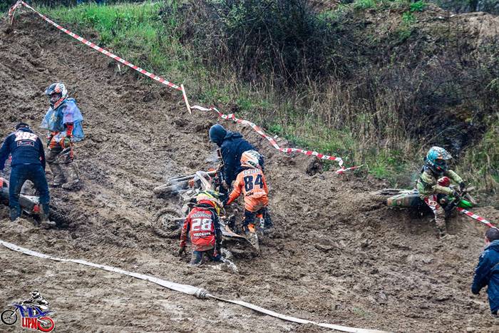 WKM Więcbork triumfuje w strugach deszczu