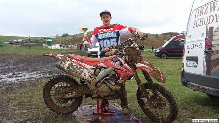 WKM Więcbork triumfuje w strugach deszczu