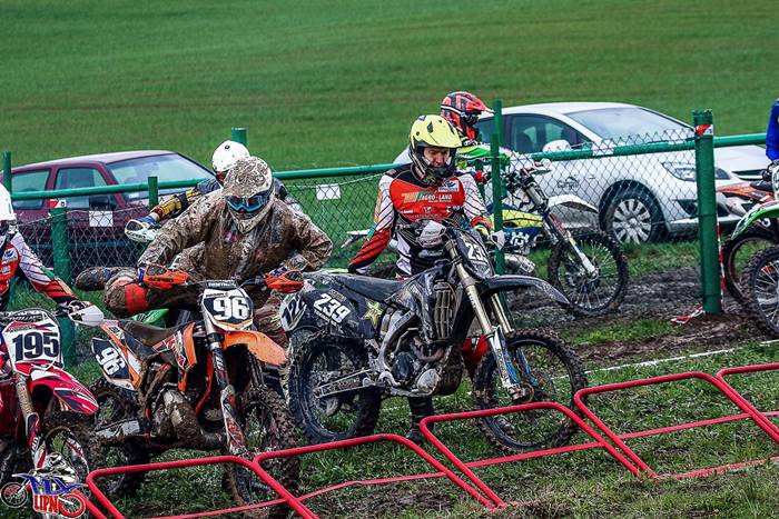 WKM Więcbork triumfuje w strugach deszczu