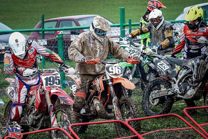 WKM Więcbork triumfuje w strugach deszczu