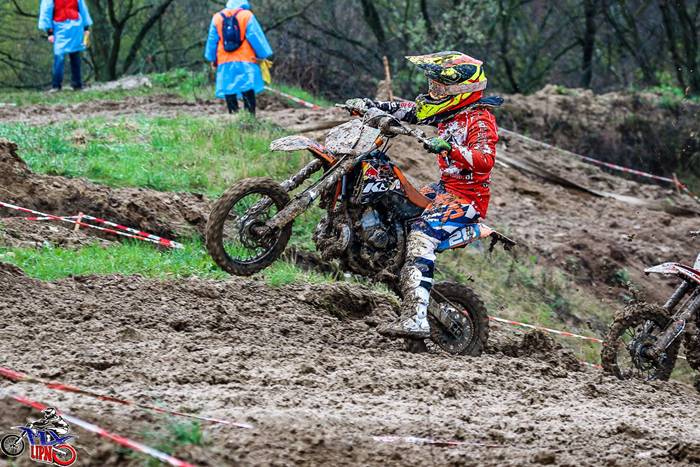 WKM Więcbork triumfuje w strugach deszczu