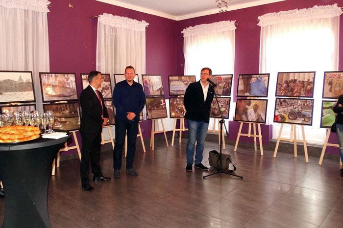 Z Novum Travel na kanonizację. Fotoreportaż Szymona Szwocherta w Centrum Kultury i Sztuki w Sępólnie