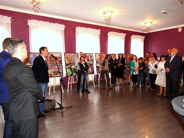 Z Novum Travel na kanonizację. Fotoreportaż Szymona Szwocherta w Centrum Kultury i Sztuki w Sępólnie