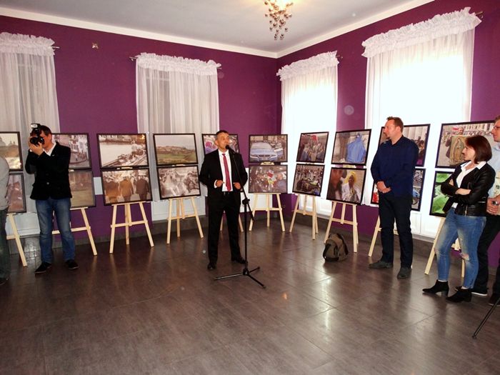 Z Novum Travel na kanonizację. Fotoreportaż Szymona Szwocherta w Centrum Kultury i Sztuki w Sępólnie