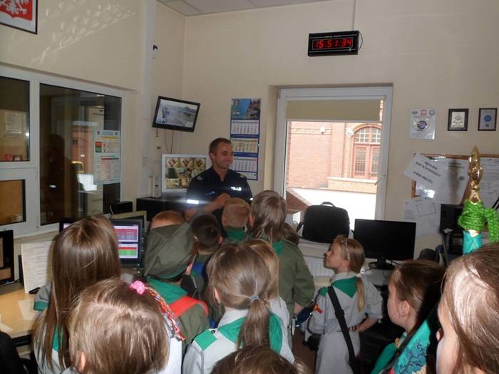 Grupa harcerska z Kruszyna z wizytą u policjantów