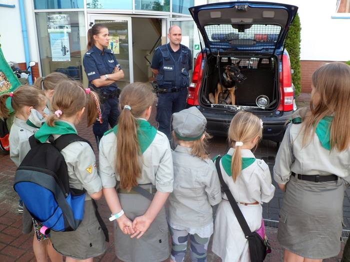 Grupa harcerska z Kruszyna z wizytą u policjantów