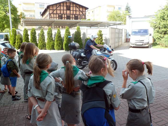 Grupa harcerska z Kruszyna z wizytą u policjantów