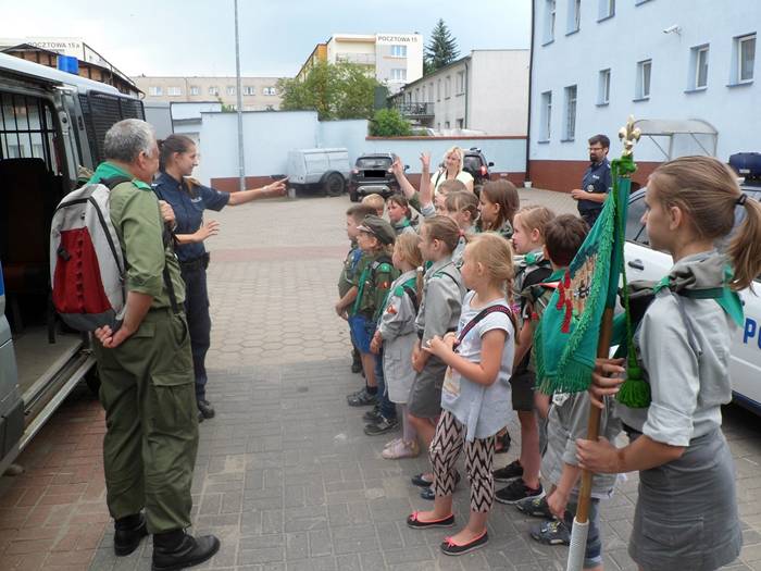 Grupa harcerska z Kruszyna z wizytą u policjantów
