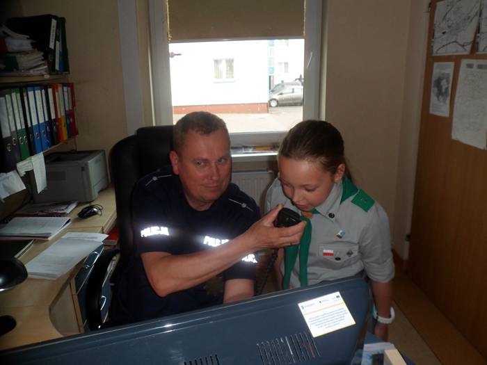 Grupa harcerska z Kruszyna z wizytą u policjantów