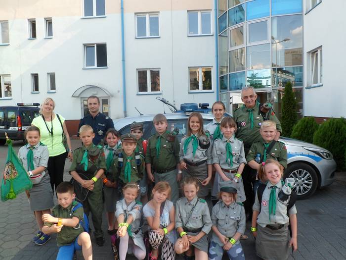 Grupa harcerska z Kruszyna z wizytą u policjantów